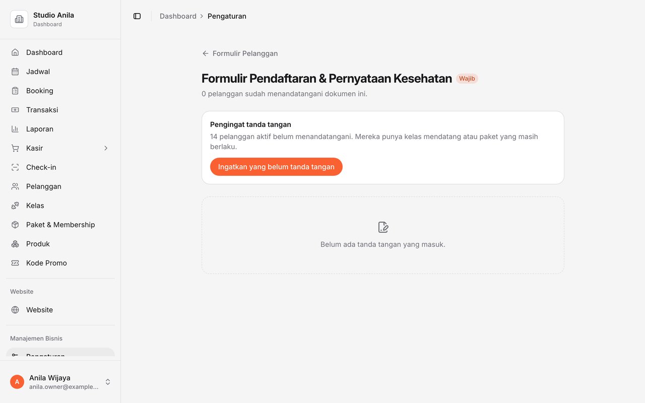 Halaman Formulir Pendaftaran & Pernyataan Kesehatan di dashboard Studio Anila dengan tag Wajib, kartu pengingat tanda tangan untuk 14 pelanggan aktif yang belum menandatangani, dan daftar tanda tangan yang masuk