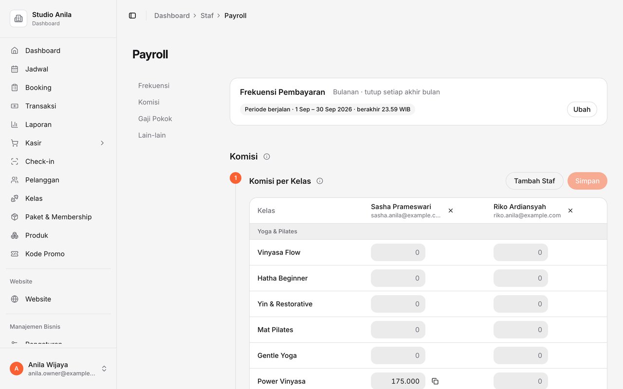 Pengaturan Payroll Studio Anila: frekuensi bulanan dengan periode 1 sampai 30 September, dan tabel Komisi per Kelas dengan nominal per kelas untuk instruktur Sasha Prameswari dan Riko Ardiansyah